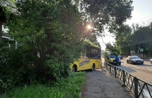 В центре Ярославля жёлтый автобус выехал на тротуар и врезался в дерево