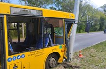 Девять пассажиров в больнице: в Ярославле рейсовый автобус снес столб