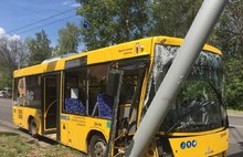 Девять пассажиров в больнице: в Ярославле рейсовый автобус снес столб