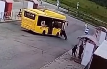 В Ярославле желтый автобус «сбежал» от водителя и протаранил остановку