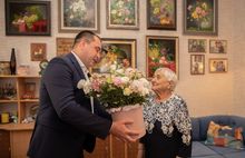 Генеральный директор ЯНОСа поздравил ветерана-работника предприятия с вековым юбилеем