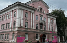 Мэрия Ярославля приостановила покраску здания в стиле «Барби»