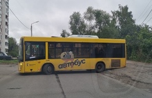 В Ярославле желтый автобус перегородил дорогу из-за неудачного разворота