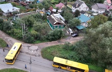 В Ярославле желтый автобус перегородил дорогу из-за неудачного разворота