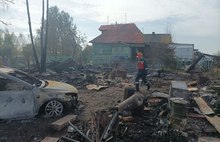 В ярославской деревне сгорело три дачных дома и автомобиль