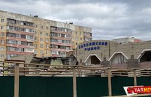 Здание Заволжского рынка в Ярославле сносит экскаватор