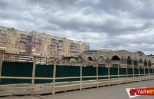 Здание Заволжского рынка в Ярославле сносит экскаватор