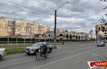 Здание Заволжского рынка в Ярославле сносит экскаватор