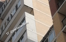 Стена дома в Ярославле рухнула на автомобили