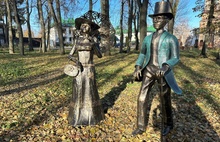 В Переславле установили фигуры художника и дамы с кавалером
