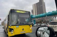 В Ярославле жёлтый автобус частично заблокировал Московский проспект