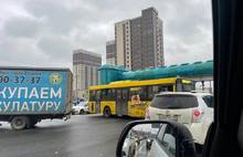 В Ярославле жёлтый автобус частично заблокировал Московский проспект