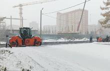 Ярославские подрядчики укладывают асфальт в снегопад