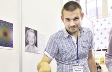 В Ярославле на «Фестивале науки» мужчины на специальном тренажере могли почувствовать себя беременной женщиной. Фоторепортаж