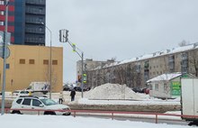 На улицах Рыбинска появились снежные горы