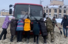 В Рыбинске пассажирам пришлось толкать рейсовый автобус