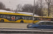 В Ярославле новый желтый троллейбус попал в ДТП