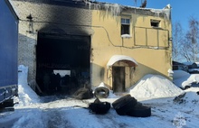 Пожарные спасли человека из горящего шиномонтажа под Ярославлем