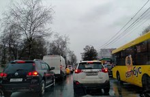 Заволга в Ярославле колом стоит в многокилометровых пробках