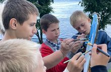 Семья с 11 приемными детьми нарисовала ярославскую Набережную
