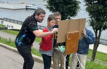 Семья с 11 приемными детьми нарисовала ярославскую Набережную