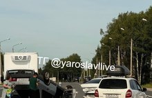 Легковушка перевернулась после аварии под Ярославлем