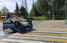 Легковушка перевернулась после аварии под Ярославлем