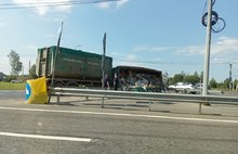 В Ярославле перевернулся мусоровоз