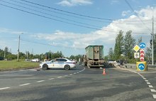 В Ярославле перевернулся мусоровоз