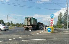 В Ярославле перевернулся мусоровоз