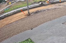 Столбы в ярославском дворе остались посреди отремонтированной дороги