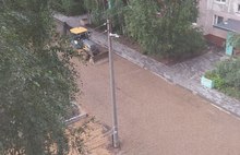 Столбы в ярославском дворе остались посреди отремонтированной дороги