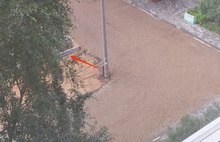 Столбы в ярославском дворе остались посреди отремонтированной дороги