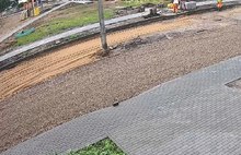 Столбы в ярославском дворе остались посреди отремонтированной дороги