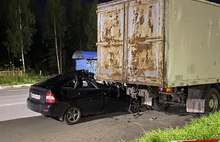 В Ярославле легковушка врезалась в припаркованный грузовик