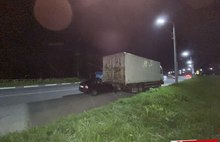 В Ярославле легковушка врезалась в припаркованный грузовик