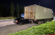 В Ярославле легковушка врезалась в припаркованный грузовик