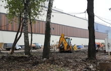 Вокруг строящегося торгового центра «Аура» в Ярославле сняли ограждение. С фото