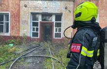 В Рыбинске полыхает заброшенная двухэтажка