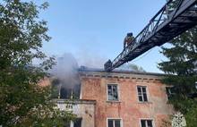 В Рыбинске полыхает заброшенная двухэтажка