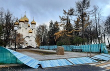 В Ярославле упал строительный забор у Успенского собора