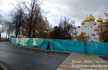 В Ярославле упал строительный забор у Успенского собора