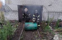 На станции под Ярославлем загорелся склад с лесом