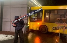 В Ярославле поздним вечером автобус въехал в ларек