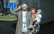 Жители Ярославля на выставке фарфора вместо дам с зонтиками увидели пьяных охотников на привале. Фоторепортаж