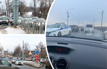 Заволжский район Ярославля встал в гигантскую пробку из-за ДТП на мосту