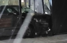 В Ярославской области машина врезалась в остановку с людьми