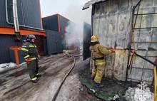 В Ярославле при пожаре автосервиса сгорели три машины