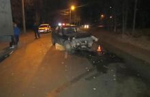 В Ярославле водитель такси врезался в дерево