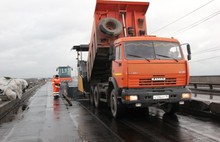 На Октябрьском мосту в Ярославле началась асфальтировка полосы движения по направлению в центр